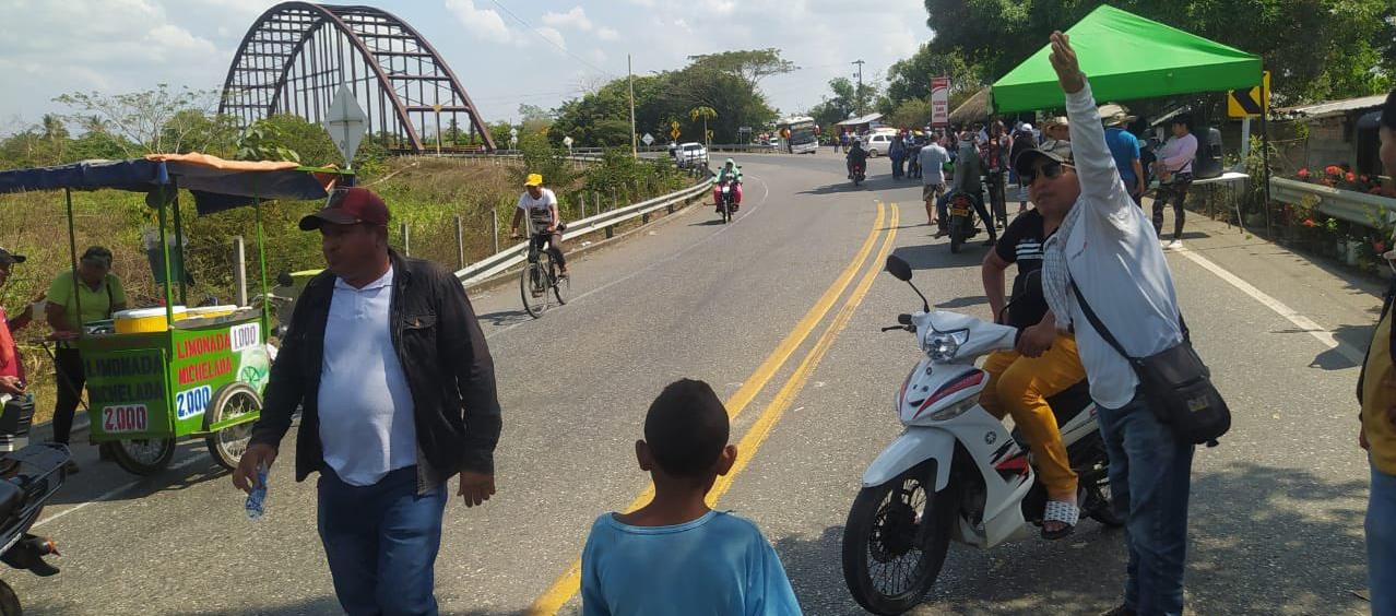 El bloqueo del puente San Jorge sobre la Troncal de Occidente en el municipio de La Apartada.