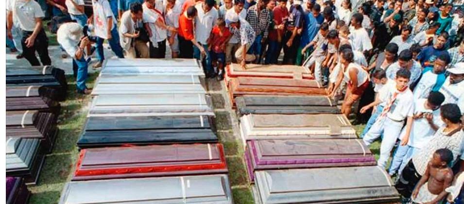 Sepelio colectivo tras la masacre.