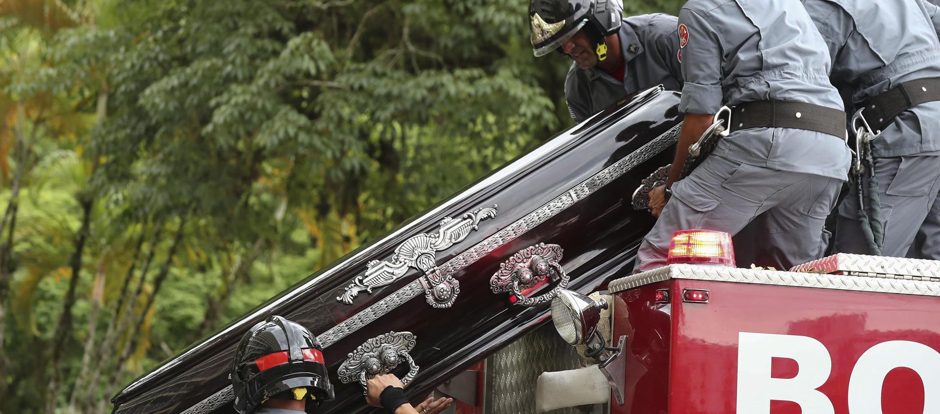 Los restos de Pelé fueron transportados hasta el camposanto en un camión de bomberos.