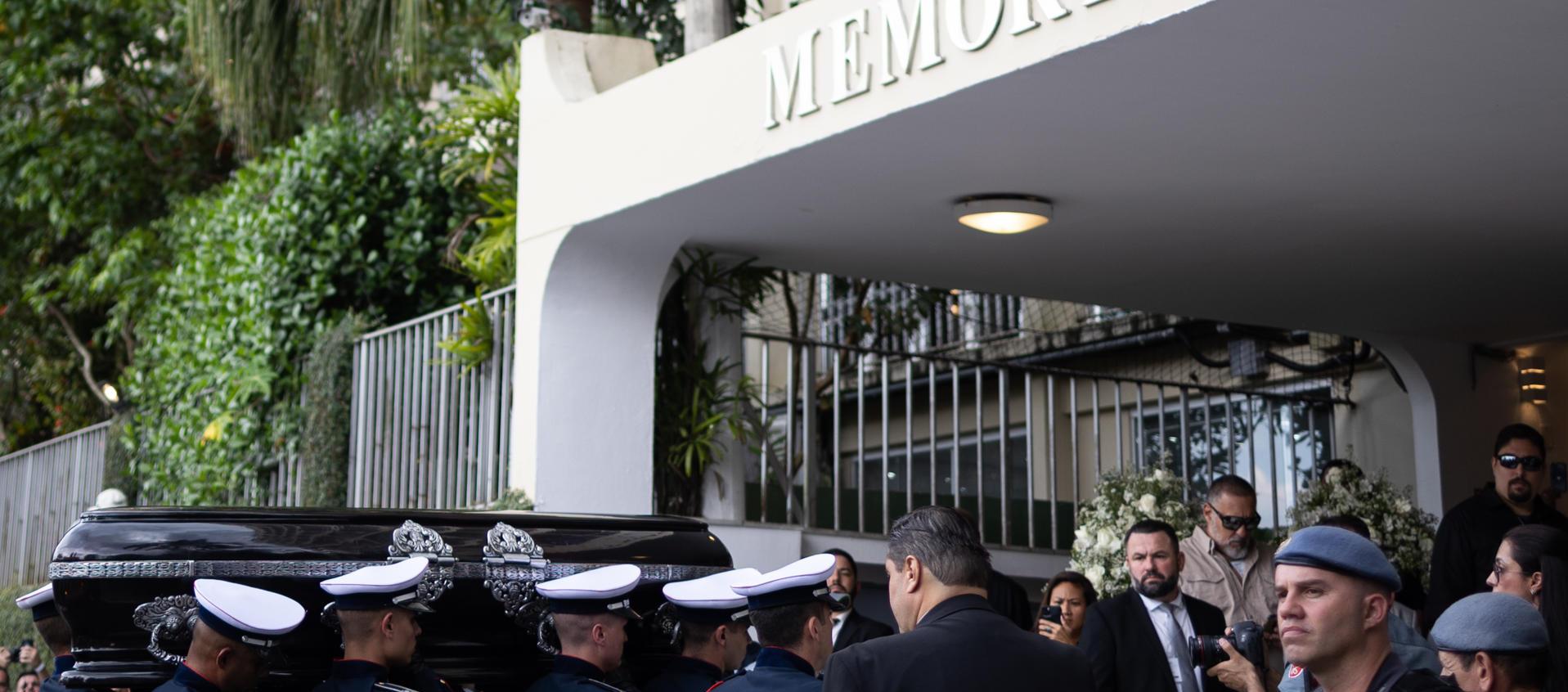 El féretro de Pelé ingresando al Memorial Necrópolis Ecuménica de Santos.