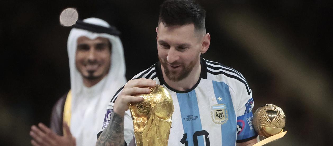 Lionel Messi por fin consiguió su anhelado trofeo en Catar.