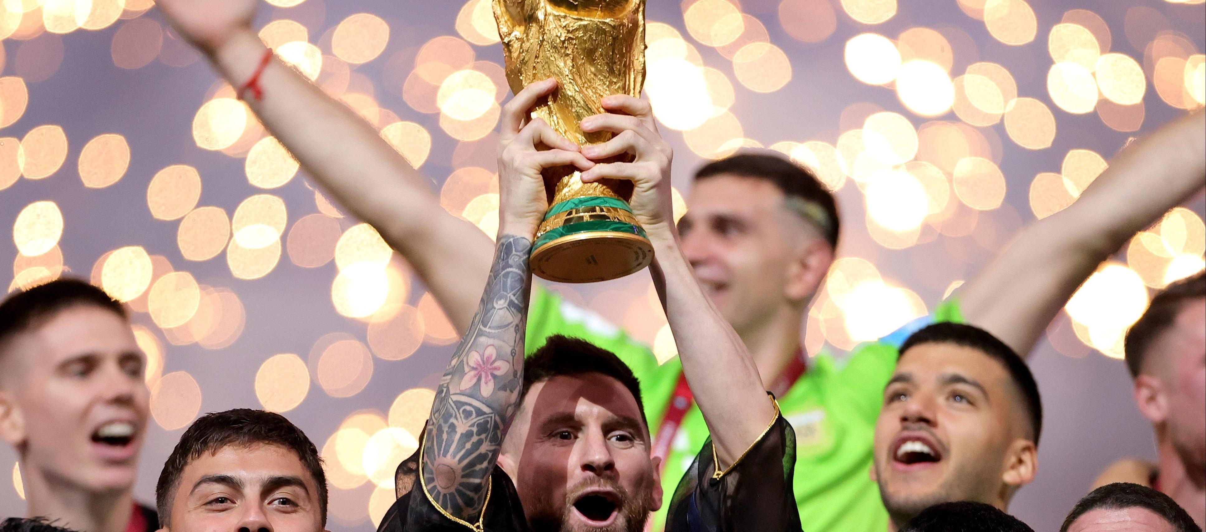 Lionel Messi leventando la Copa del Mundo en Catar.