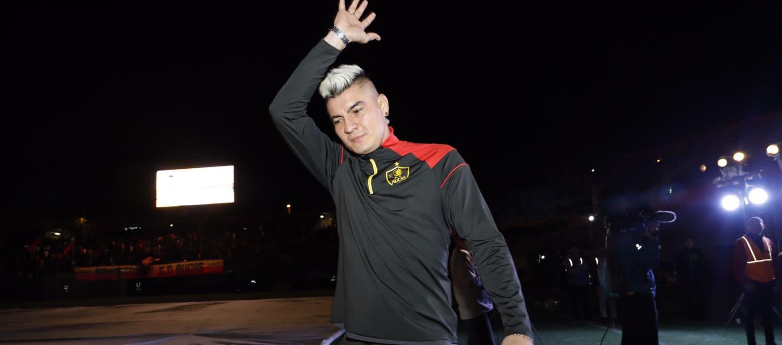 Michael Rangel cuando llegaba a la presentación oficial del club Aucas 2023.