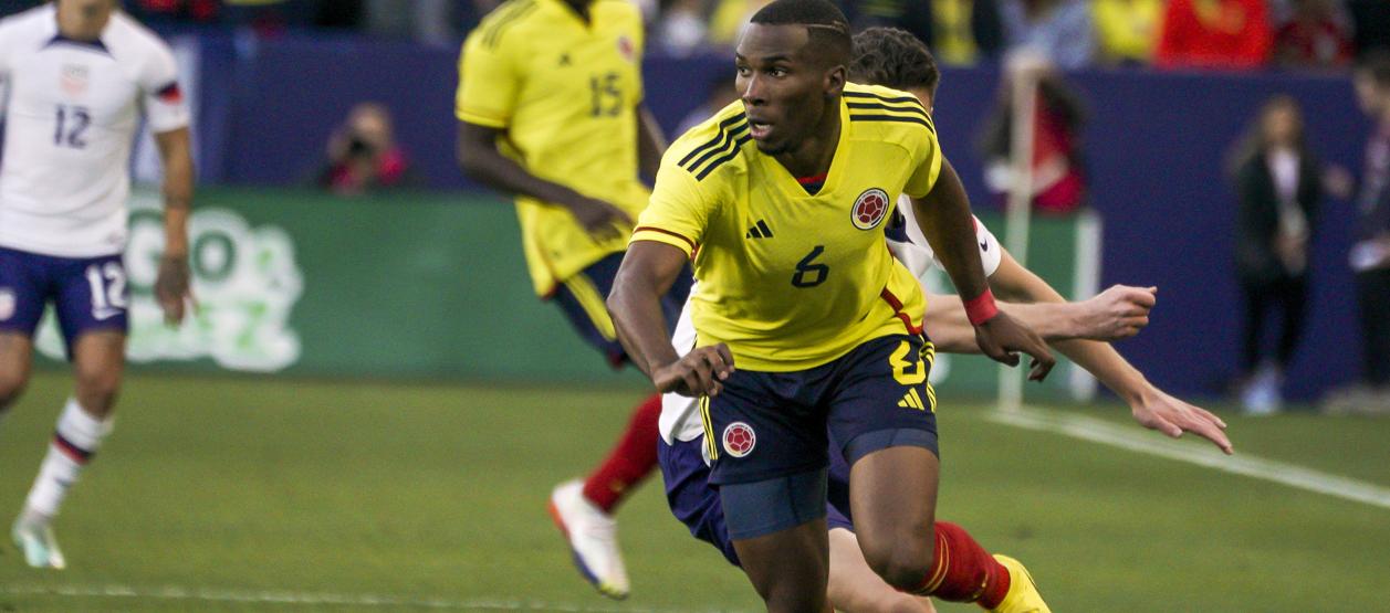 Juan David Mosquera domina la pelota en el juego contra Estados Unidos.