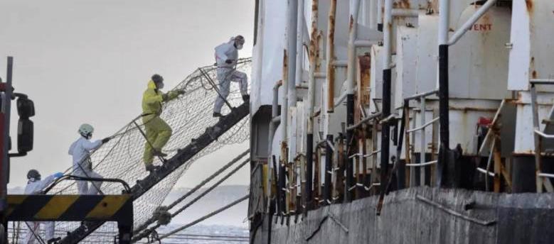 Personal policial ingresa al barco en el que hallaron la cocaína.