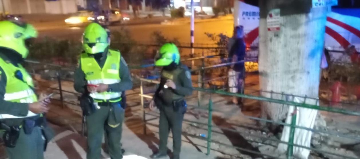 La Policía Metropolitana en el sitio en donde fue asesinado el hombre, aún sin identificar.
