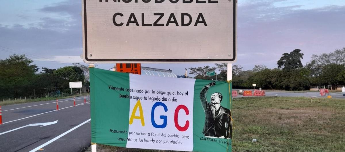 Uno de los mensajes sobre una de las vías de Bolívar.