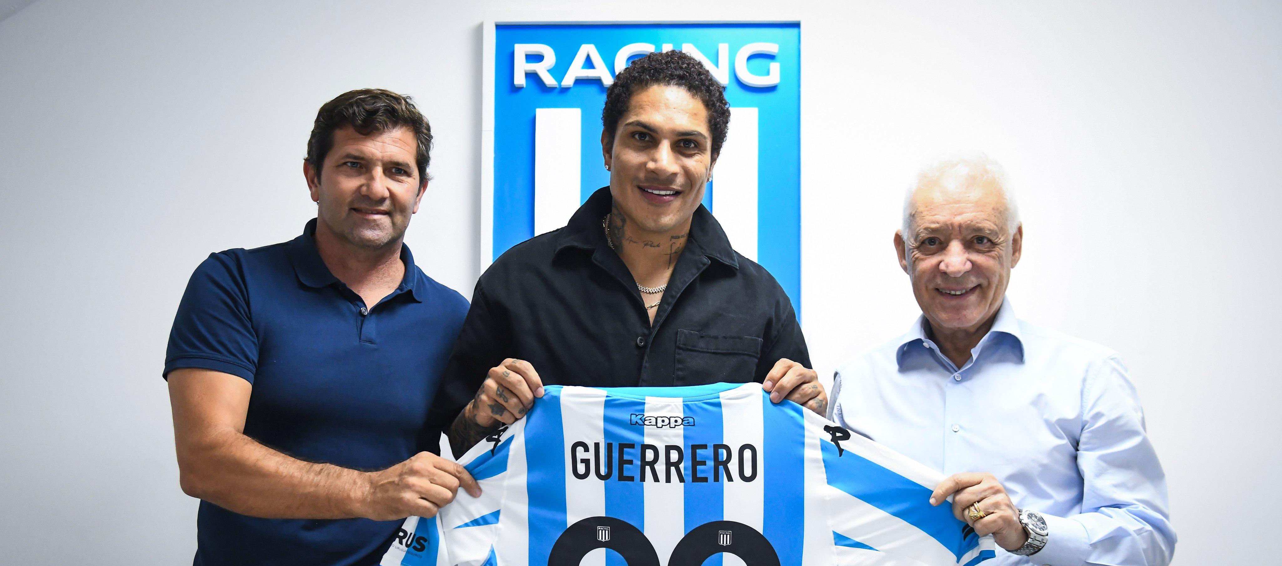 Paolo Guerrero con la camiseta que lucirá en Racing.