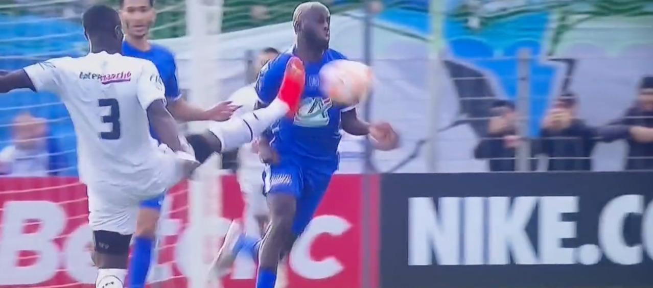 Almike Moussa N’Diaye cuando recibía la patada del jugador Eric Bailly.