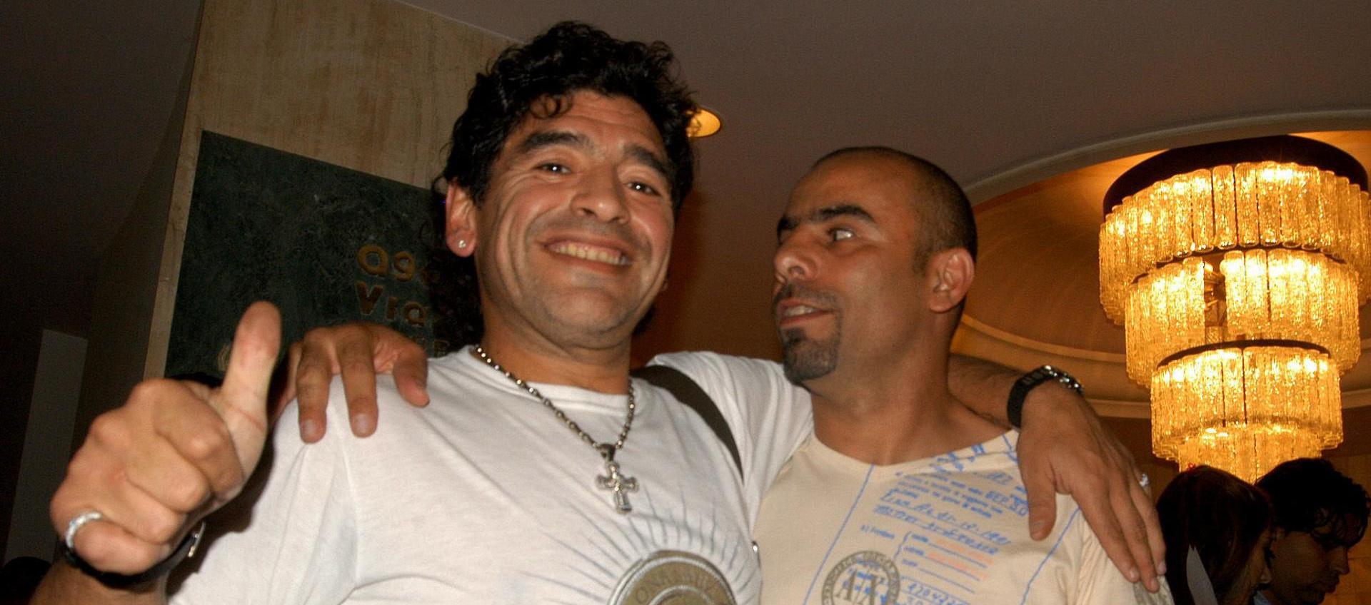 Maradona con el exfutbolista colombiano Mauricio 'Chicho' Serna.
