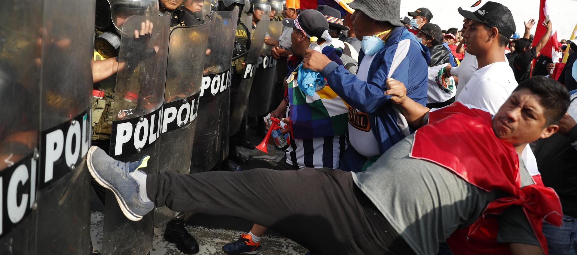 Manifestantes forcejean con miembros de la Policía durante la "toma de Lima" este jueves en Lima.