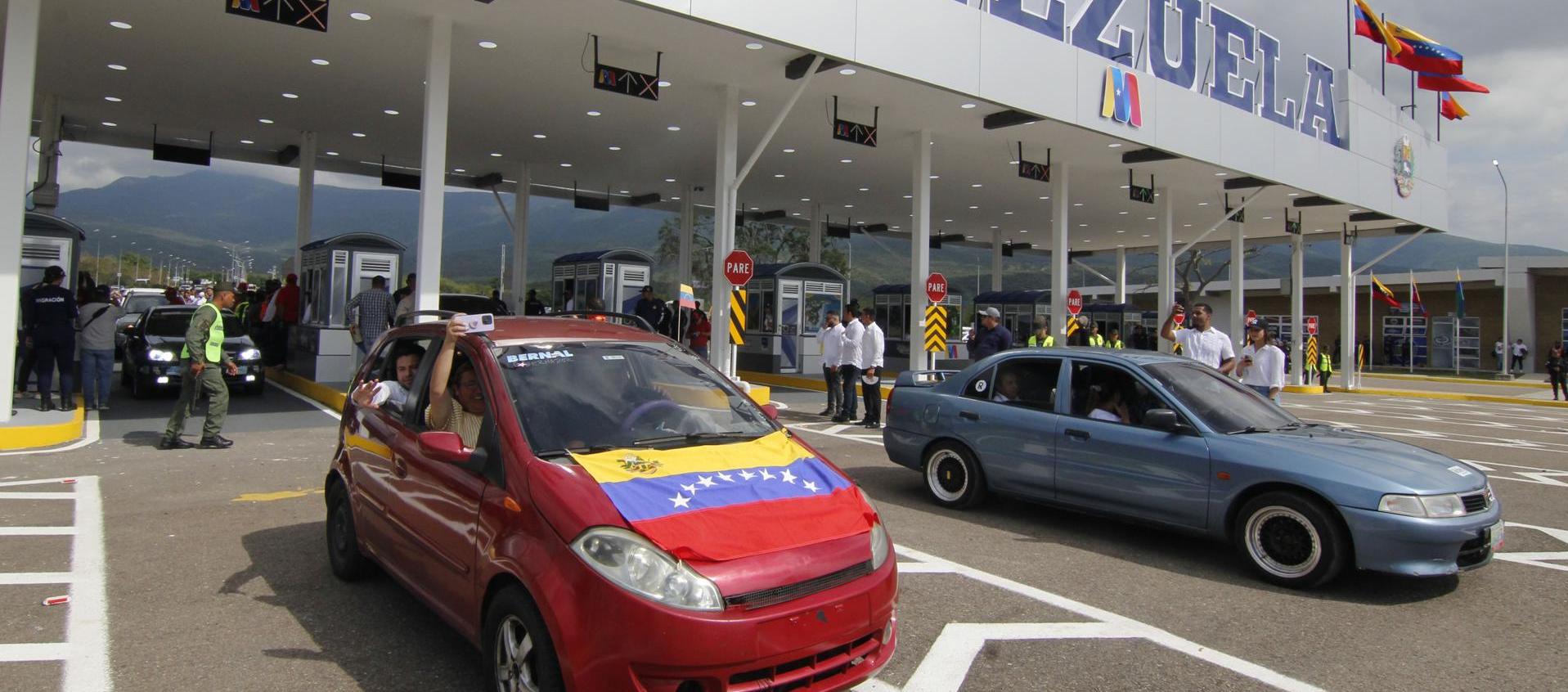 Vehículos recorren este lunes el puente binacional Atanasio Girardot, que une a las poblaciones de Cúcuta (Colombia) y Tienditas (Venezuela). 