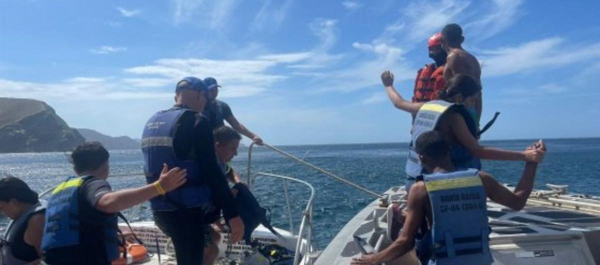 Hombres de la Armada en pleno rescate de los pasajeros en el sector de Isla Agua.