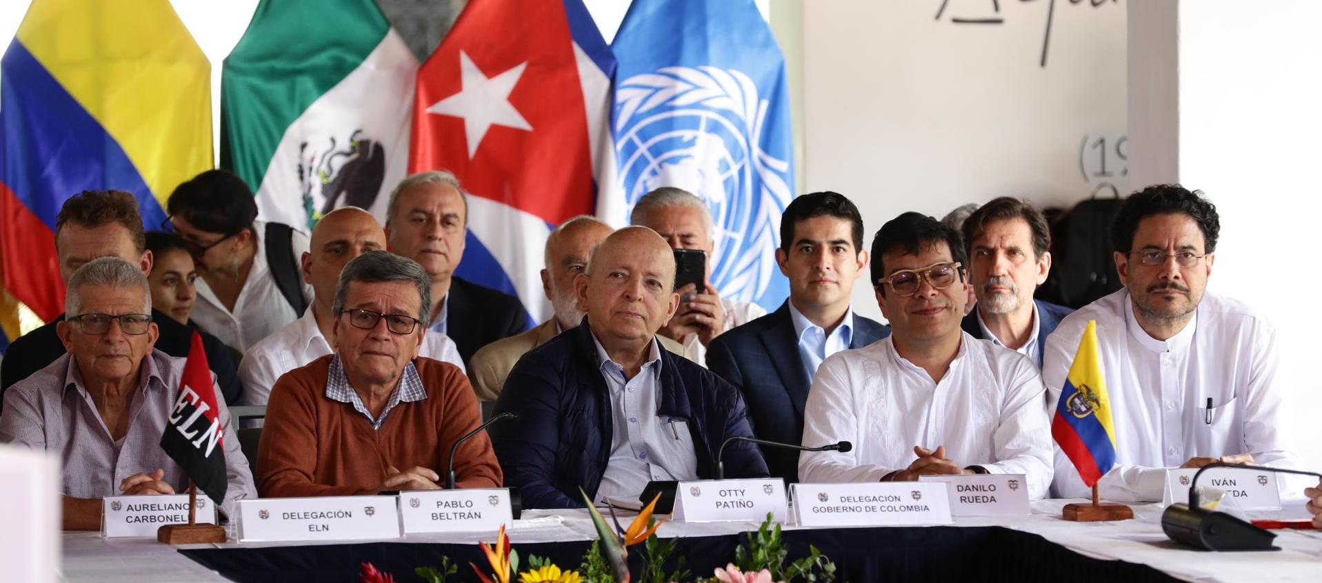 Voceros del ELN y del Gobierno Nacional en la declaración conjunta en Caracas.