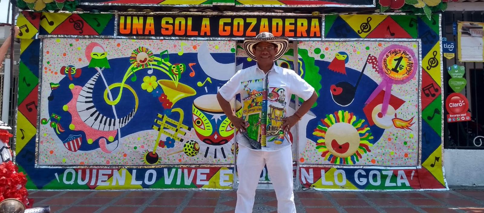 Alcides José Romero Cogollo, Rey Momo 2020, posando en una fachada carnavalera.