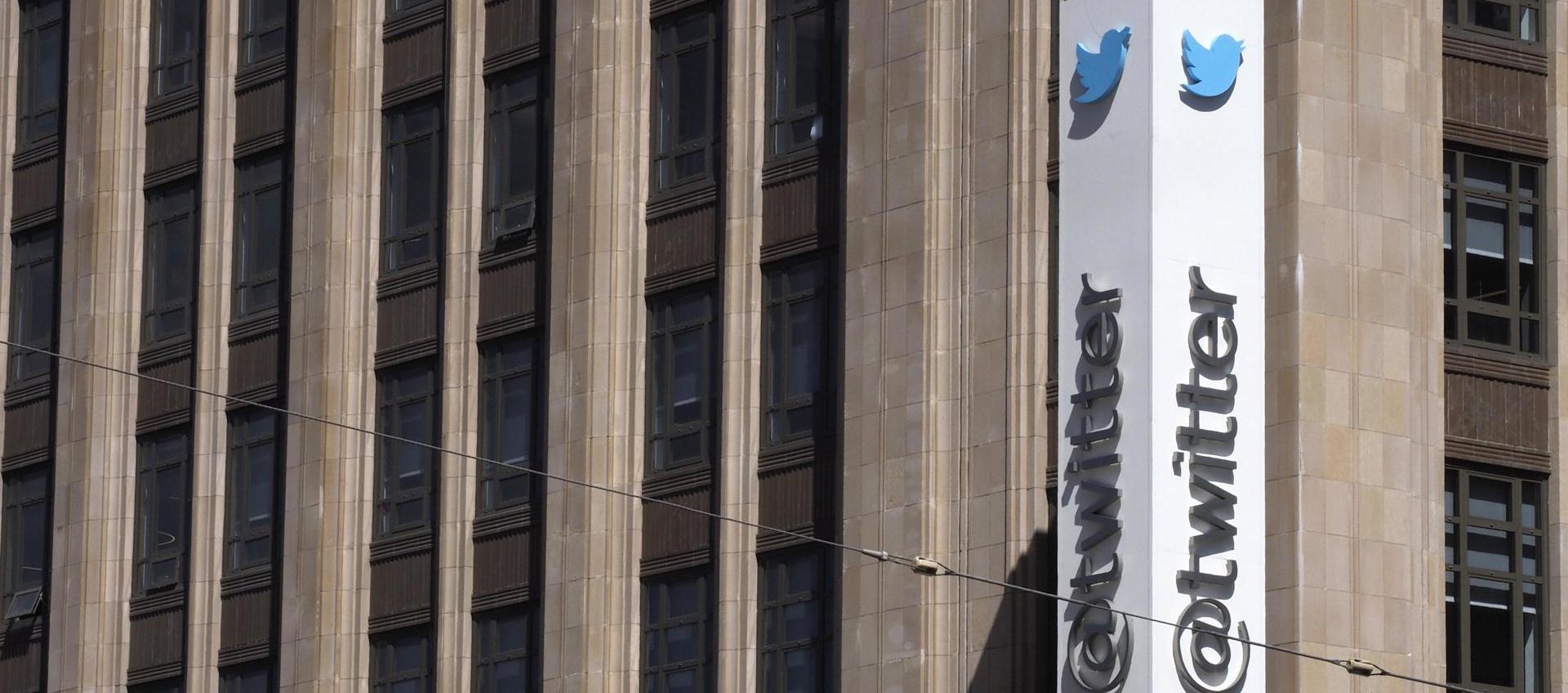 Logo de la compañía Twiiter, en la fachada de su sede principal en San Francisco, California.