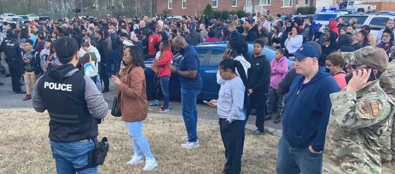 Personas a las afueras del colegio.