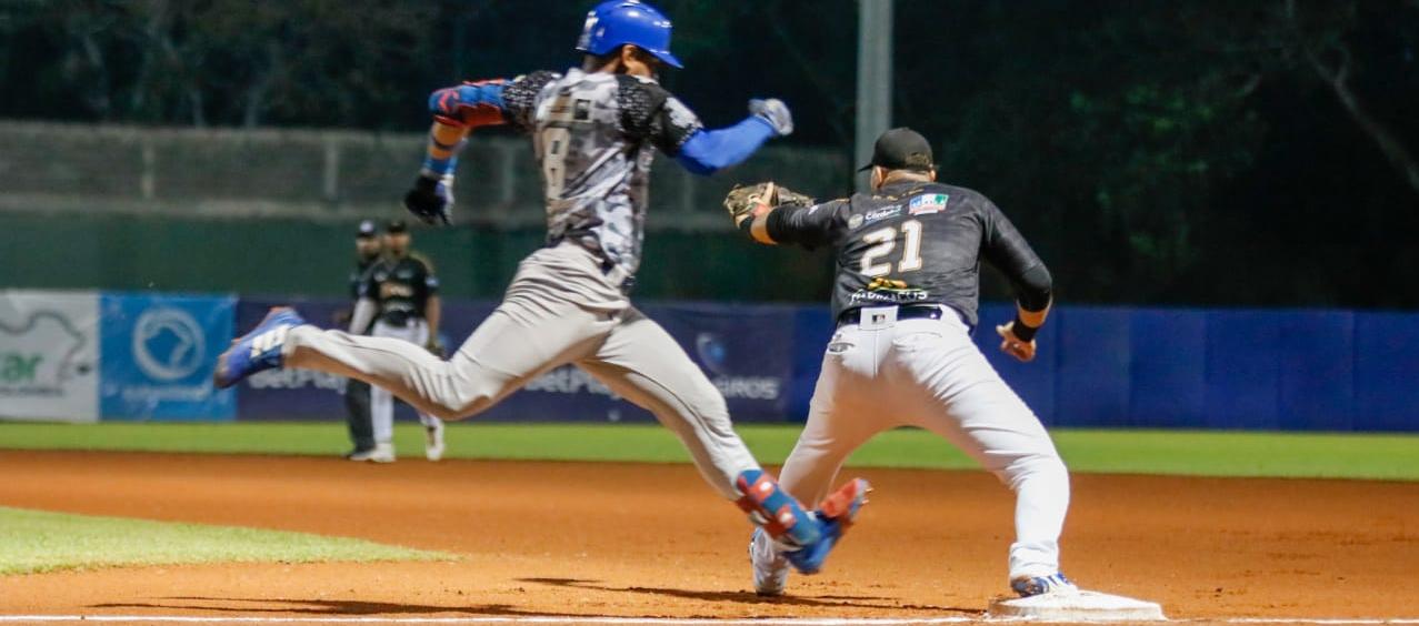 Fabián Pertuz, de Caimanes, es puesto out en la inicial por Pabel Manzanero.