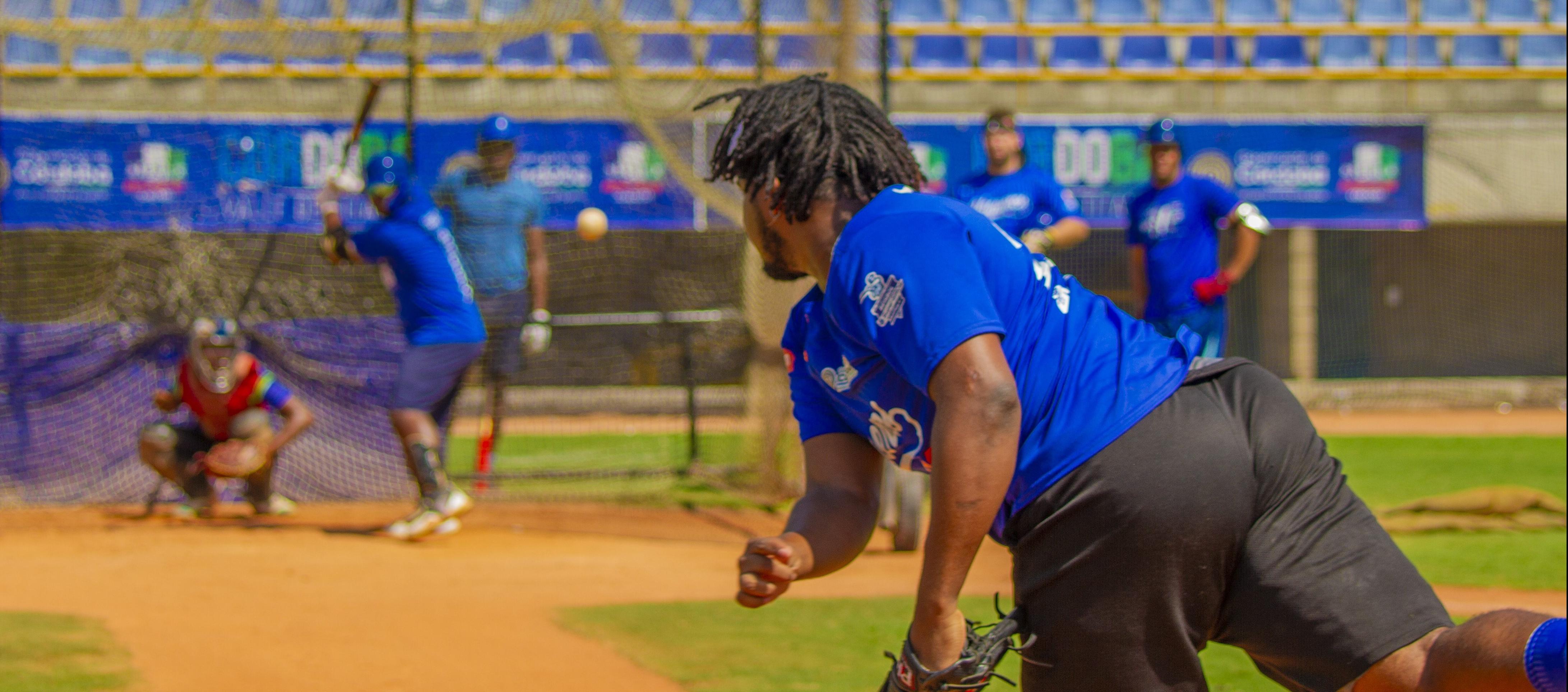Eduar López, lanzador de Vaqueros, durante un entrenamiento en Montería.