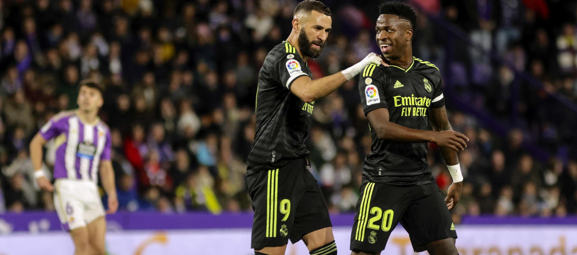 Vinicius Jr y Karim Benzema en el juego contra el Valladolid.