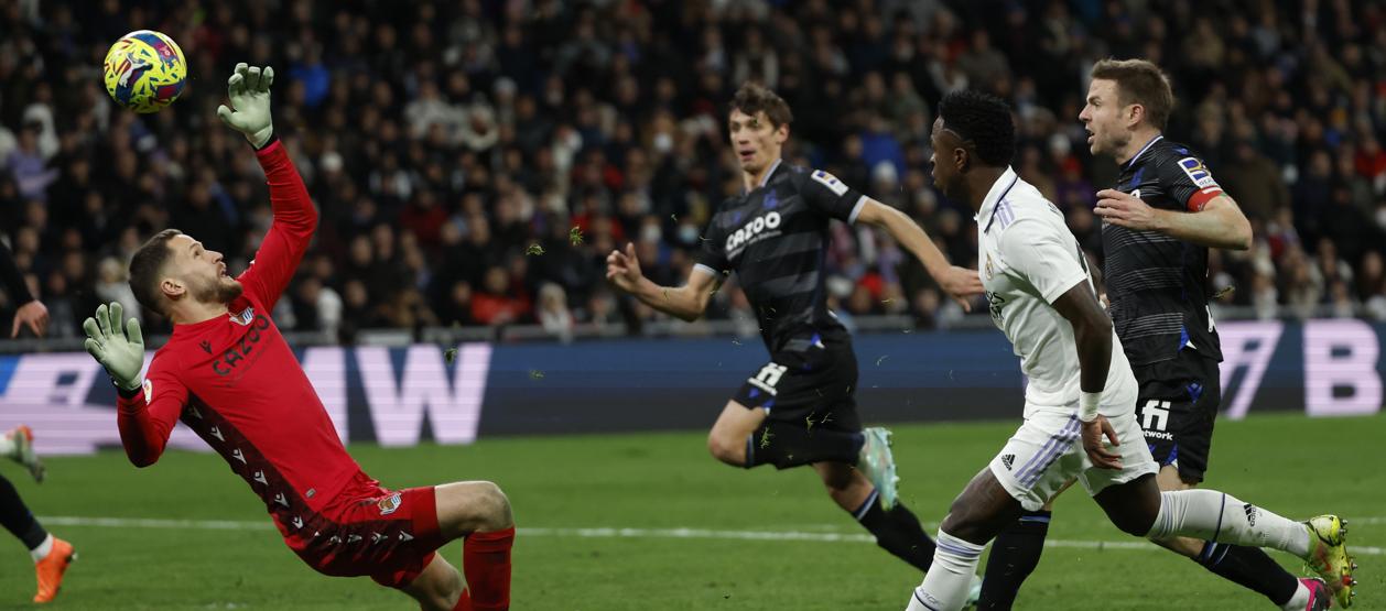 Opción de gol para el Real Madrid con Vinicius, que tapó Remiro.