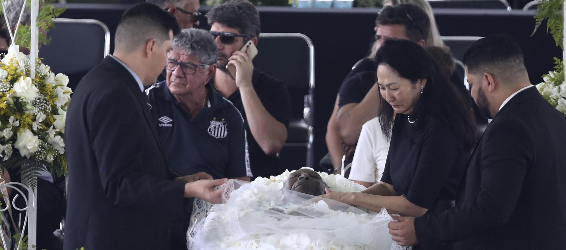 Márcia Aoki durante el funeral de su esposo Pelé.