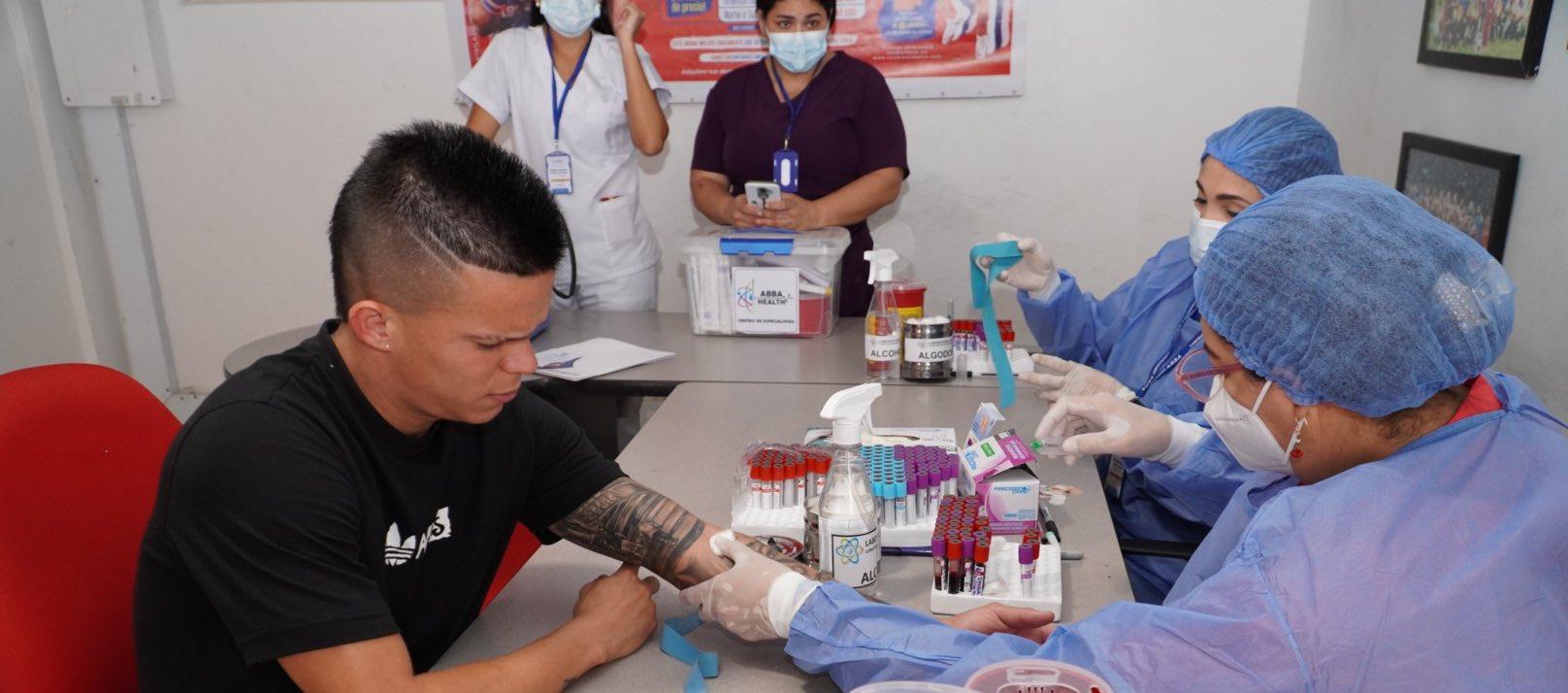 Wálmer Pacheco en plena toma de muestras para laboratorio.