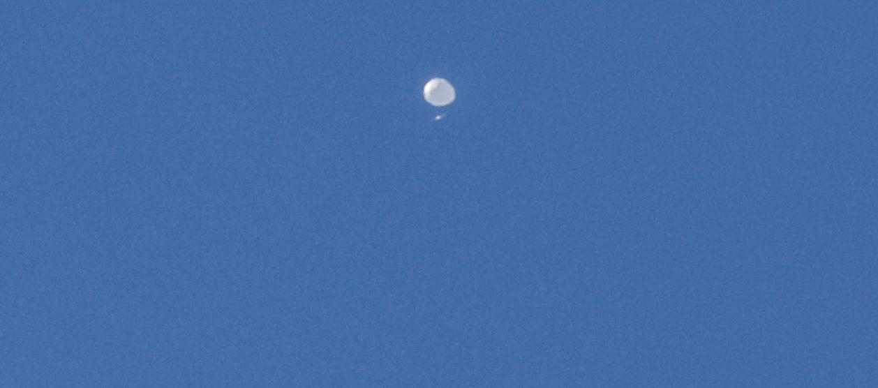  “Globo espía” sobrevolando el espacio aéreo.