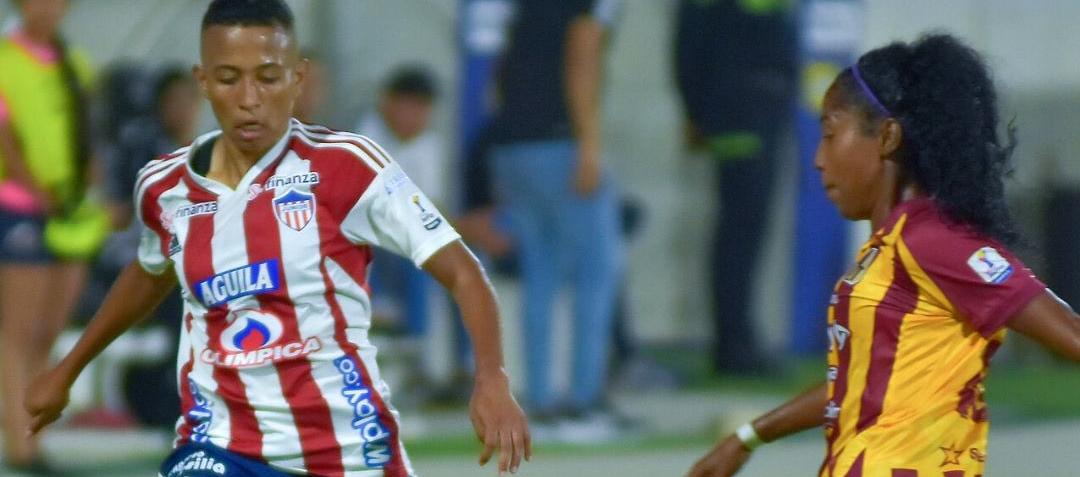 Karina Valencia, de las Tiburonas, en una acción del juego contra Tolima. 