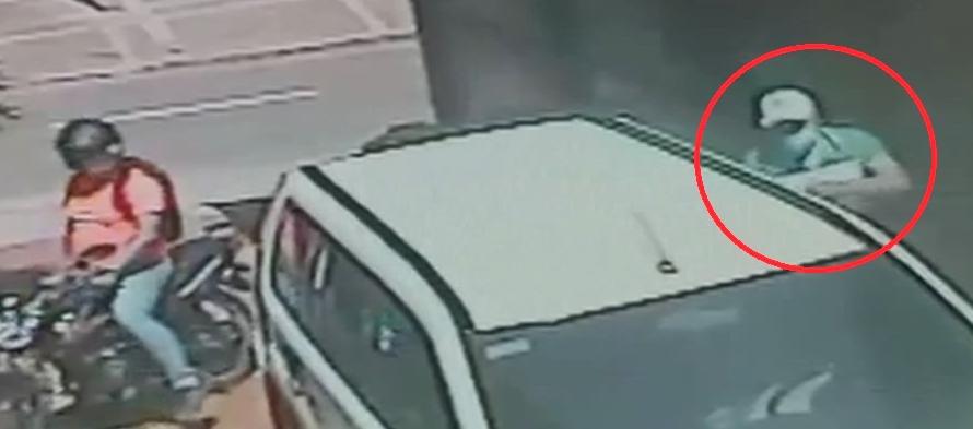 Los delincuentes en pleno atraco.