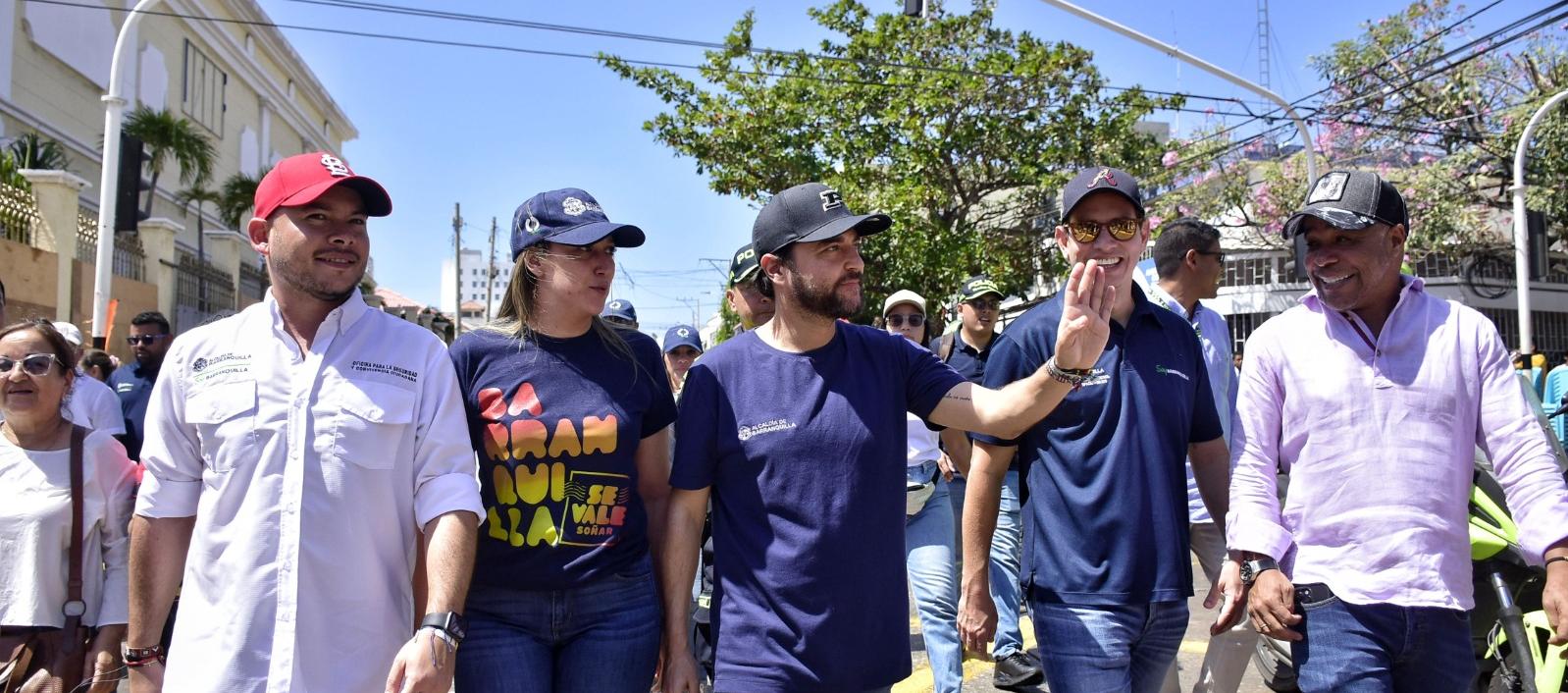 El alcalde Jaime Pumarejo durante el recorrido en la carrera 44 esta tarde. 