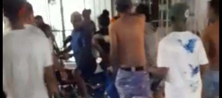 Momentos en que es auxiliada la mujer herida en el barrio El Pueblo.