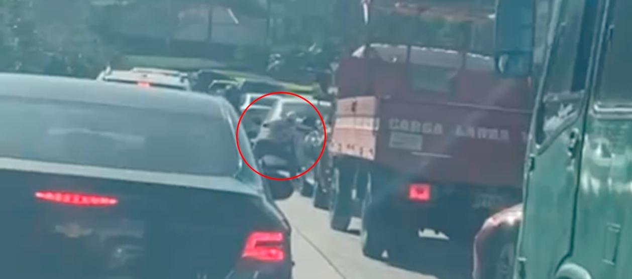 Momento que los presuntos delincuentes se dan a la huida en una motocicleta. 