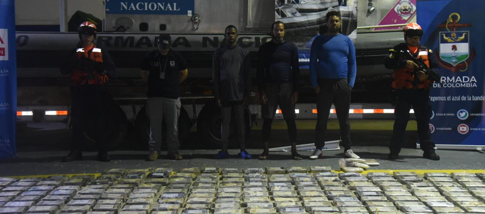 Los tres capturados con la droga incautada.