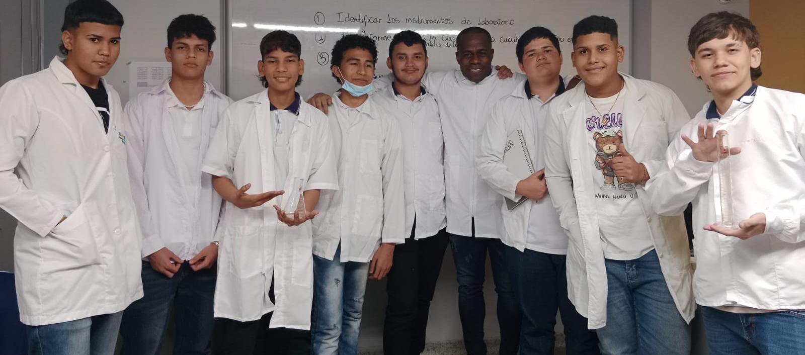 Carmelo Valencia con sus compañeros de clase en el Centro Inca.