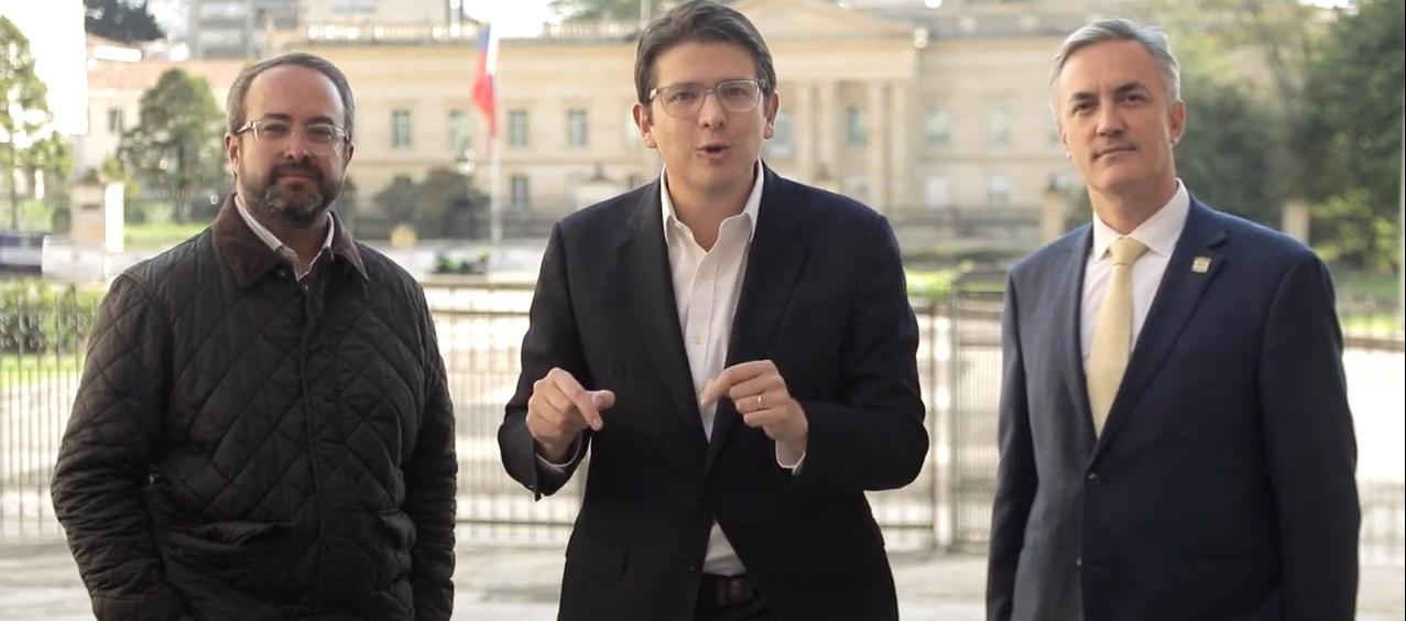 Delegados del Centro Democrático para el derecho a réplica.