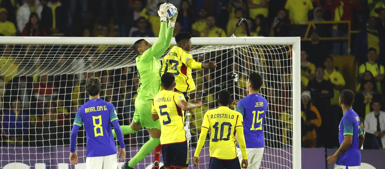 El arquero brasileño Kaique Pereira controlando una llegada colombiana.