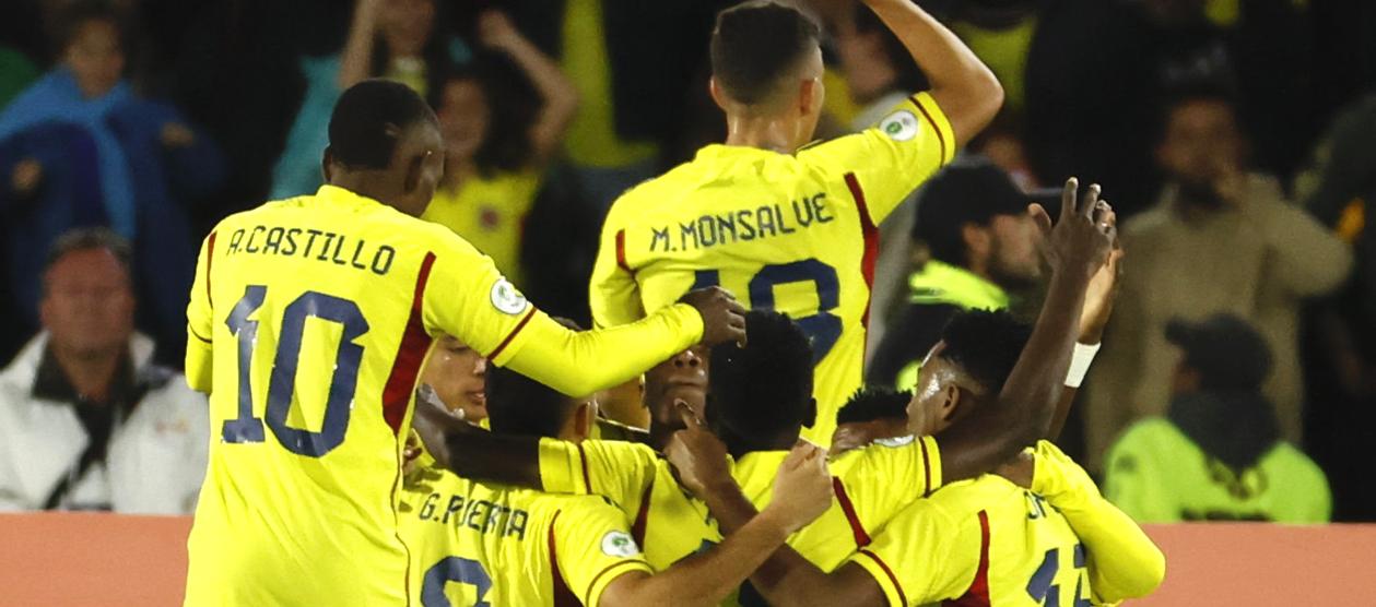 Jugadores de Colombia celebrando el gol en contra el ecuatoriano Luis Córdova.