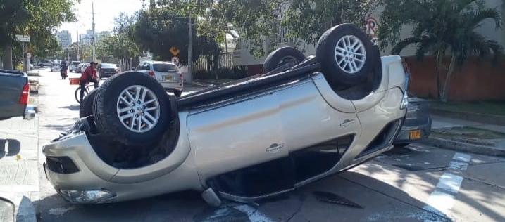 Camioneta volcada tras el accidente. 