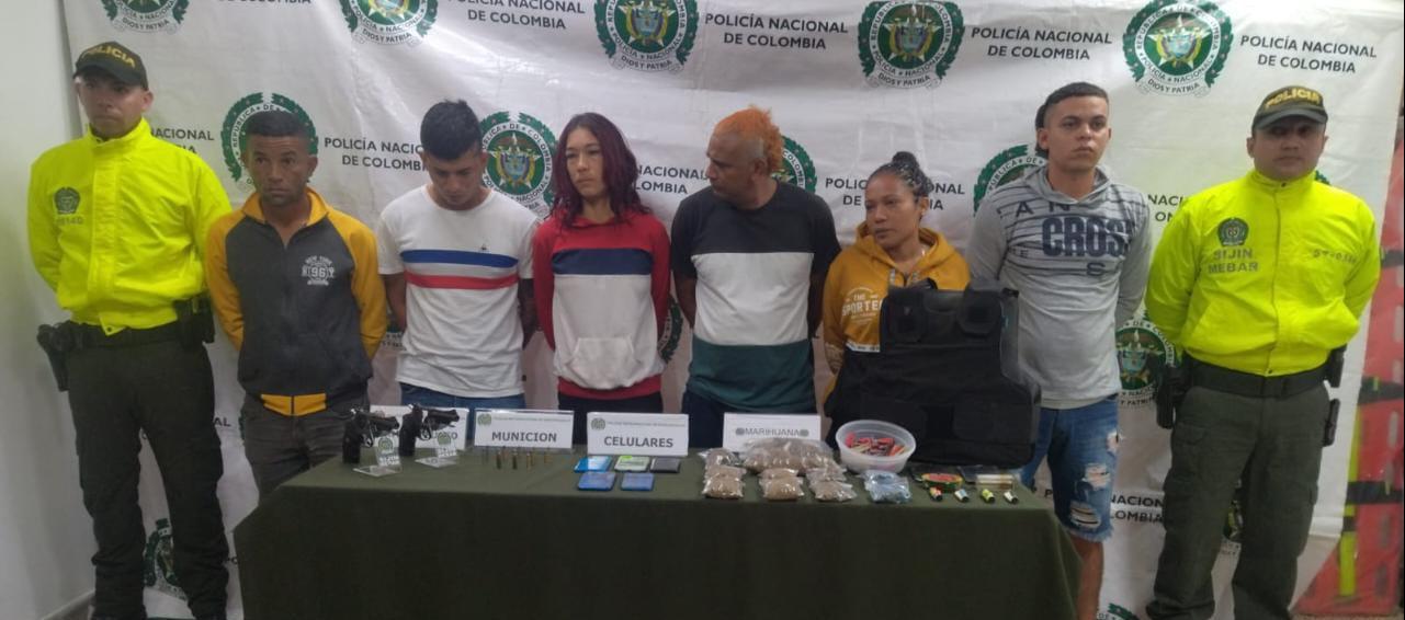 Los capturados en el operativo por la Policía. 