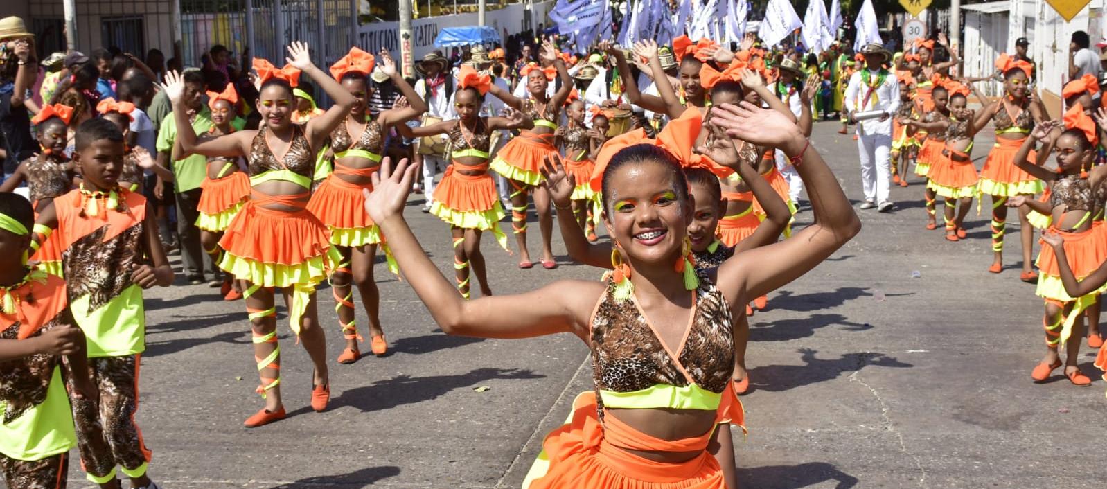 Un grupo folclórico desfilando en la versión anterior del Carnaval del Suroccidente. 