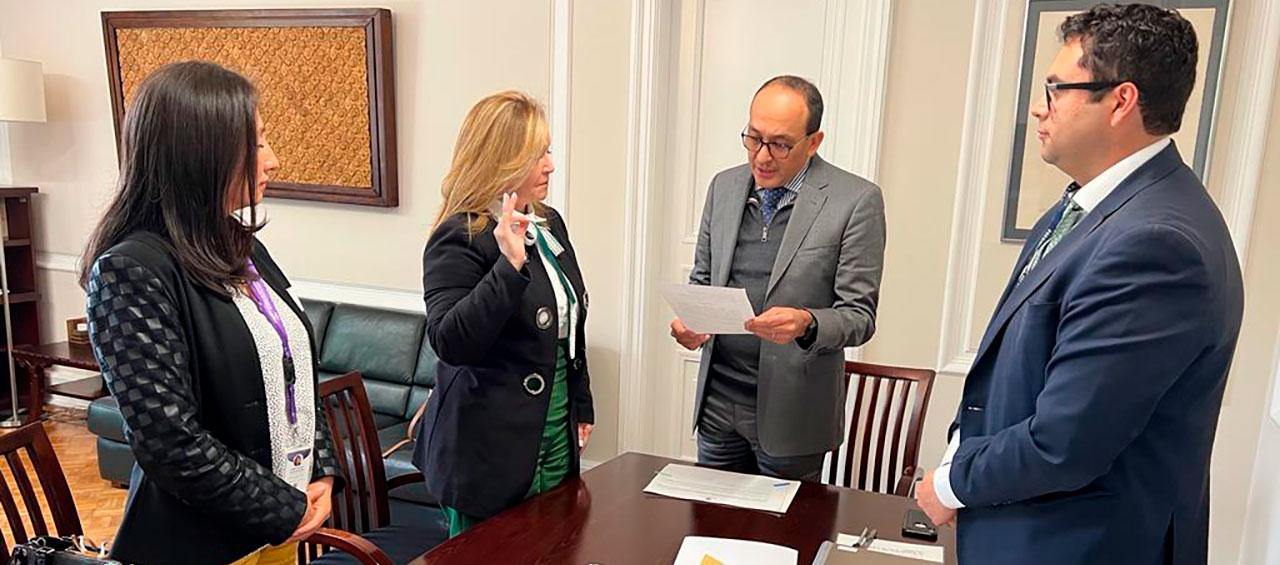 La abogada Claudia Isabel Victoria Niño Izquierdo tomando posesión.