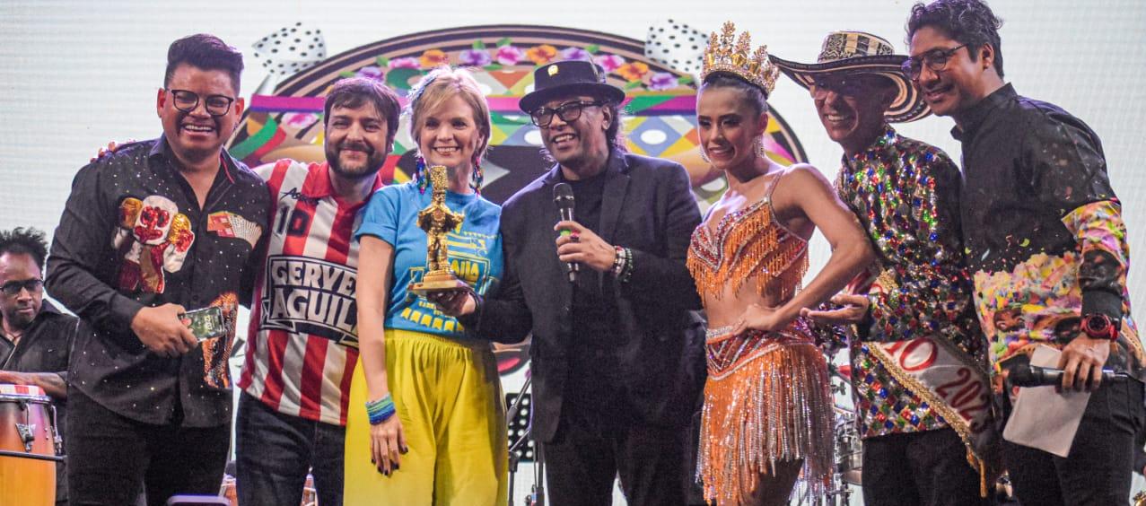 Momentos en que Sergio Vargas recibe el Congo de Oro.