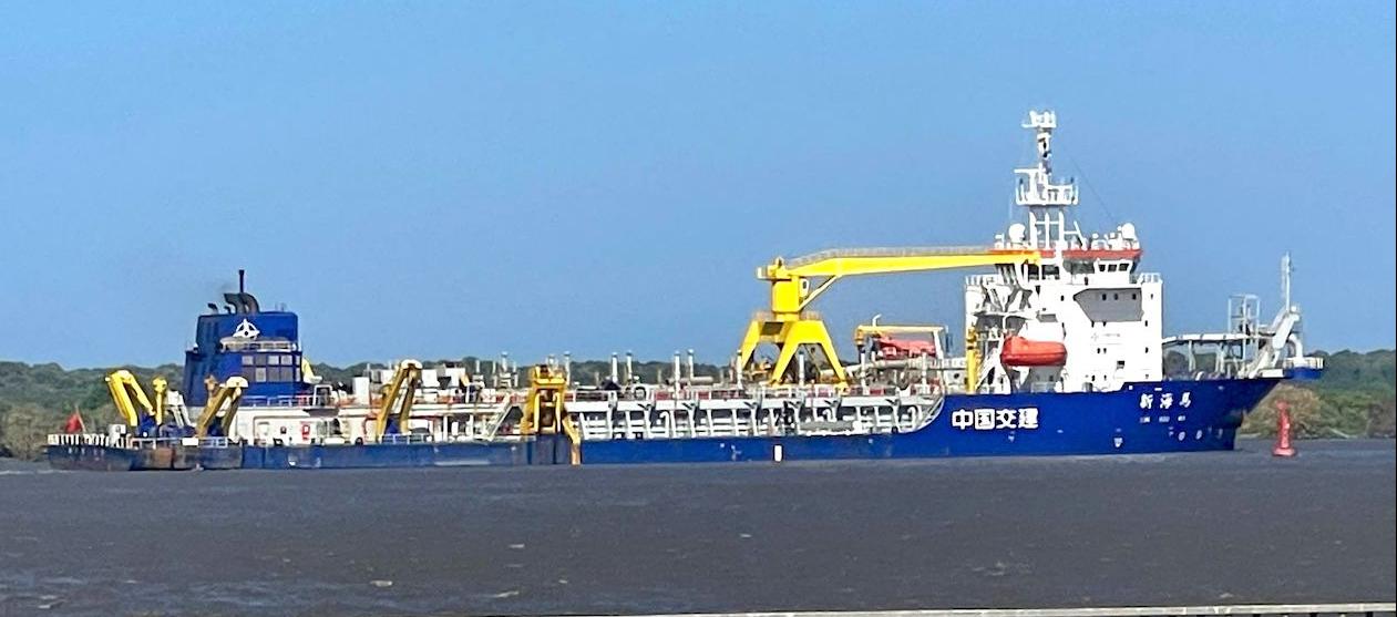 La más reciente draga contratada para el mantenimiento del canal de acceso.