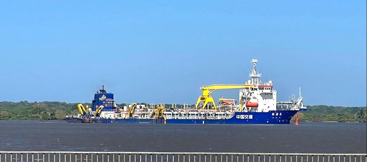 La draga china Xin Hai Hu 9 trabajando en el canal de acceso mientras se oficializa la nueva contratación.