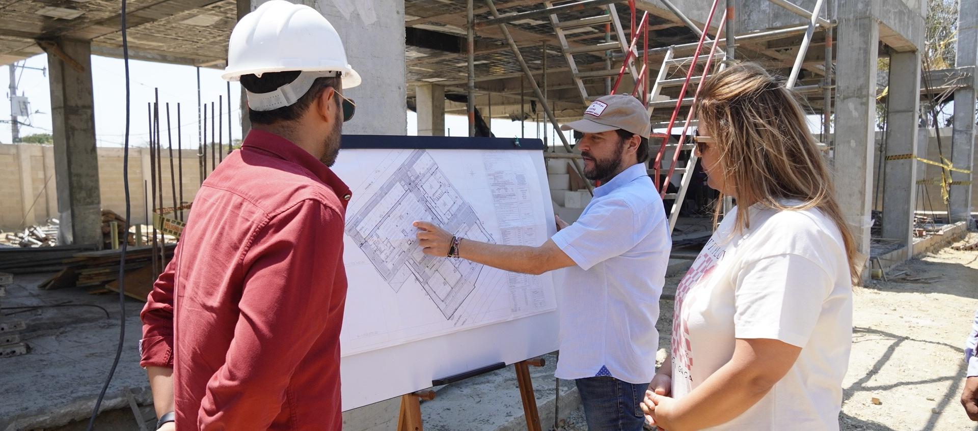 El Alcalde inspeccionando trabajos en la IED Isaac Newton
