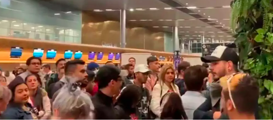Protesta en el aeropuerto El Dorado.