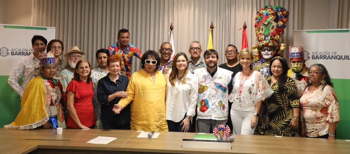 El Alcalde Jaime Pumarejo con los representantes de los hacedores del Carnaval.