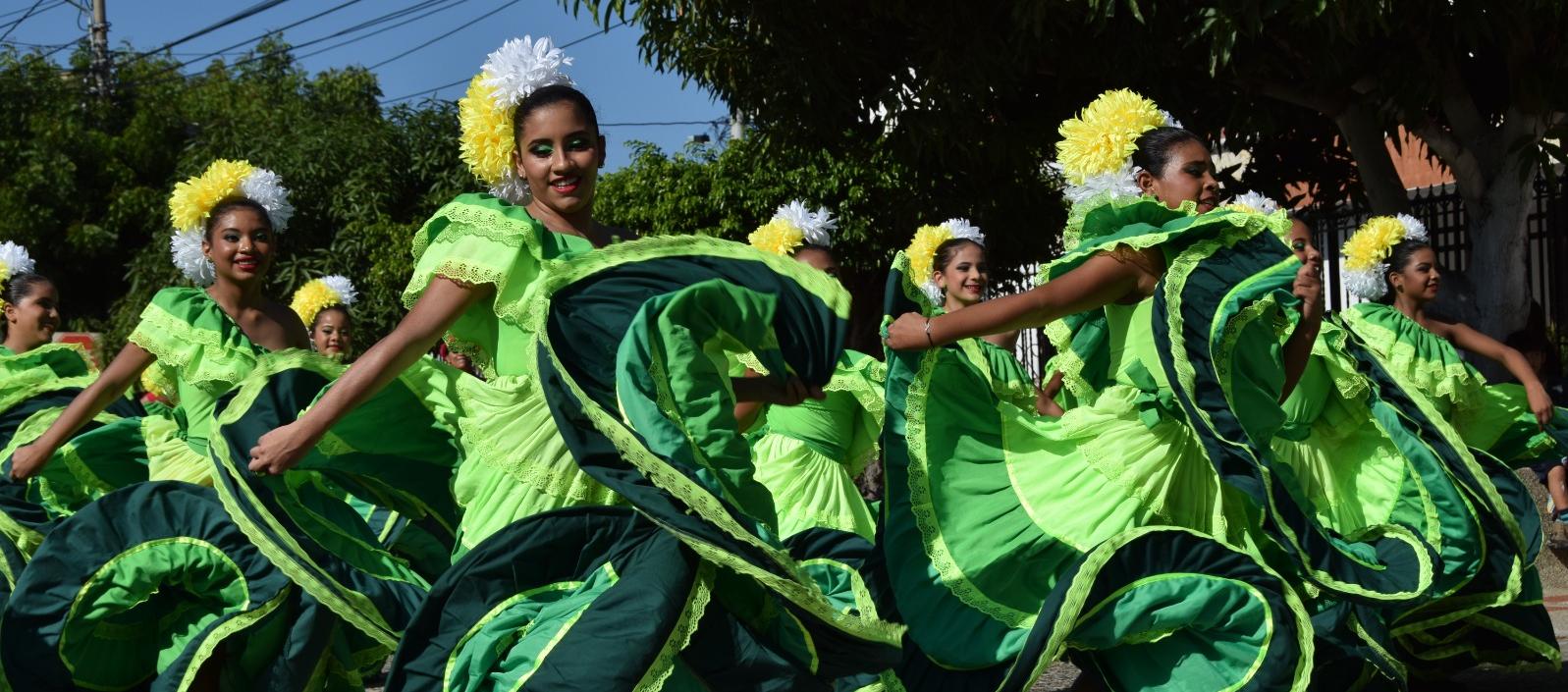 Grupo folclórico participando en el Carnaval de la 44.