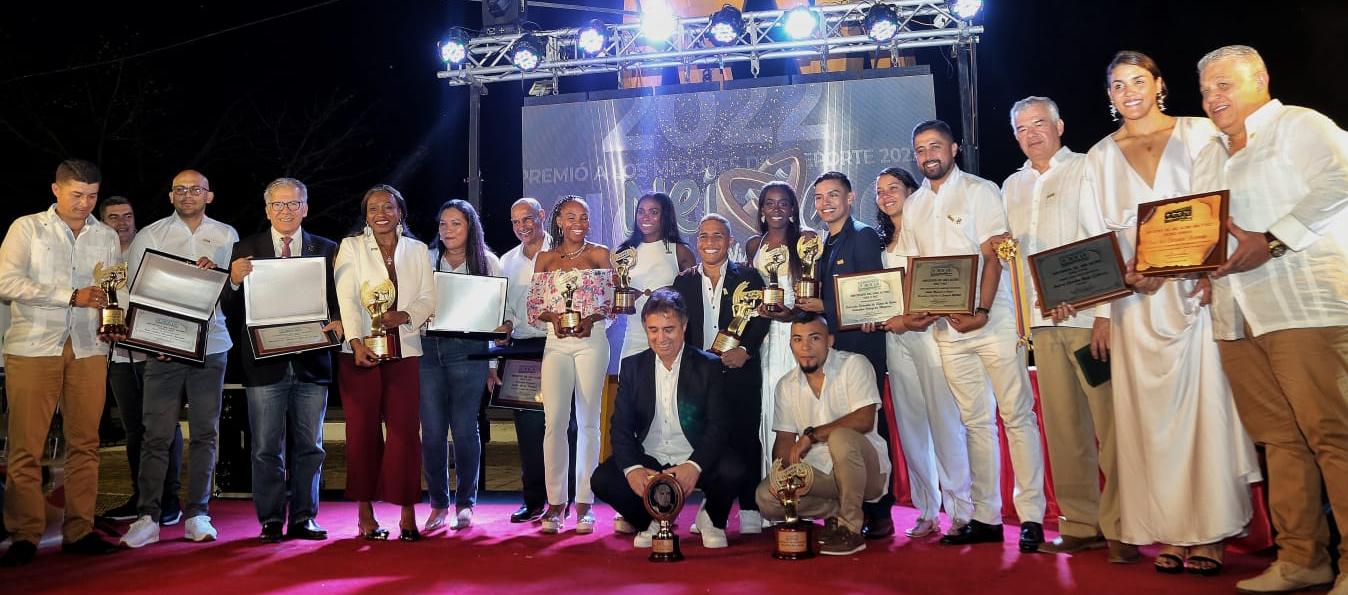 Los premiados por Acord Colombia en la ceremonia celebrada en Neiva. 